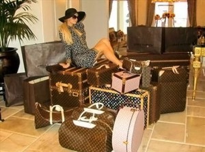paris-hilton-louis-vuitton-luggage